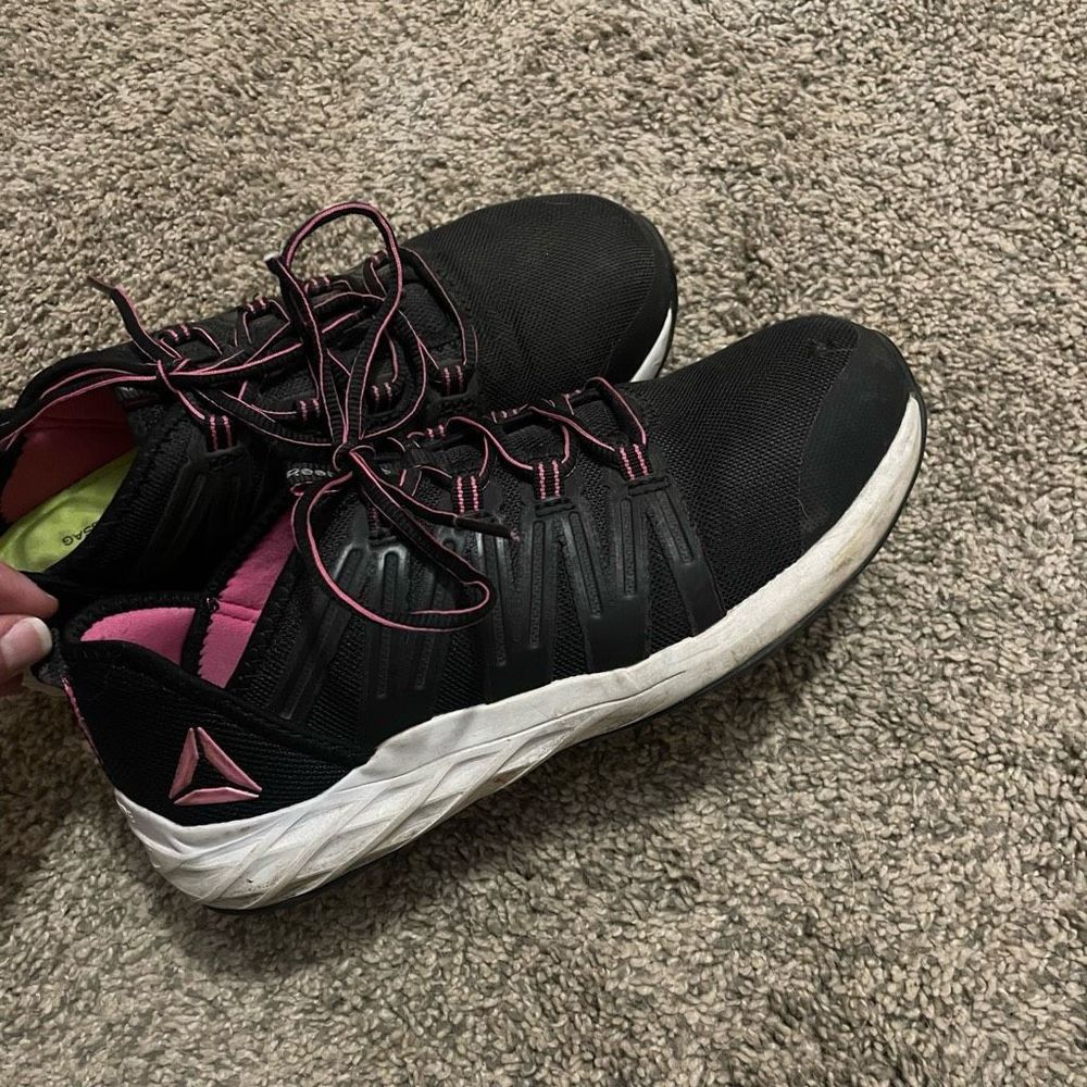 Women’s size 8 Reebok brand sneakers tennis shoes with composite toe￼